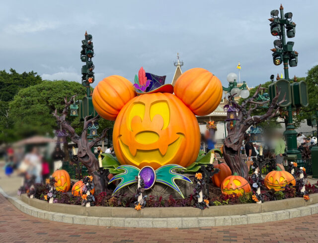 ポーズ集】寝そべってあご下にビーチボール×パインボートにあお向けに